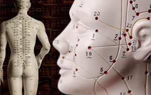Démonstration d'EFT : tapotement de points d'acupression sur le visage