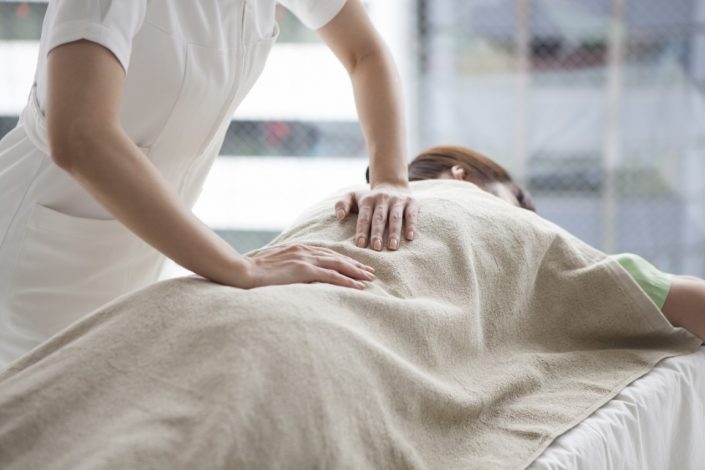 Séance de massage Tuina sur table de massage
